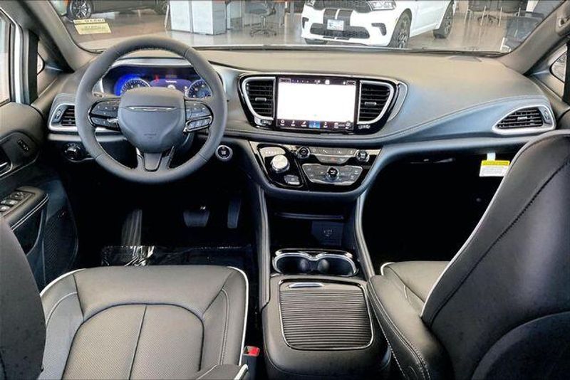 New 2027 Chrysler Pacifica LimitedImage 2
