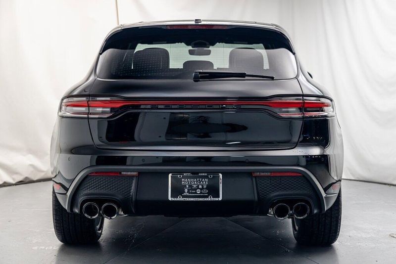 2025 Porsche Macan BaseImage 4