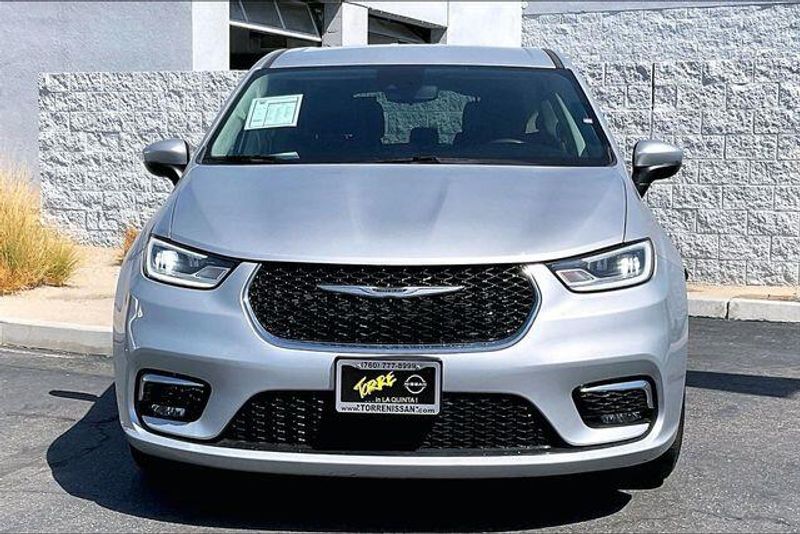 Used 2023 Chrysler Pacifica Touring LImage 2