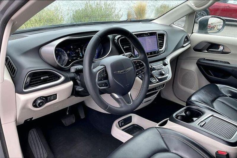 Used 2023 Chrysler Pacifica Touring LImage 14