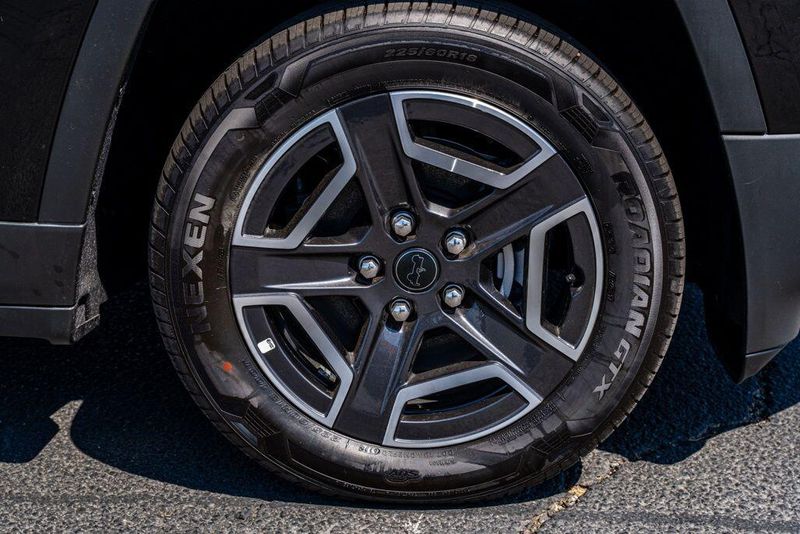 New 2026 Jeep Cherokee LaredoImage 9