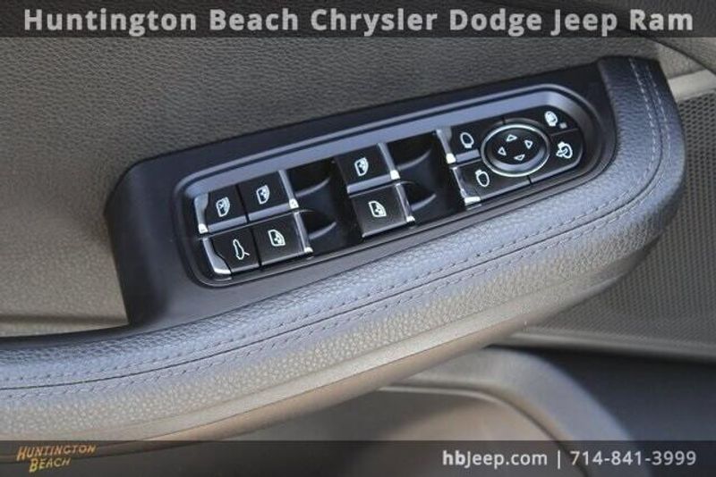 2020 Porsche Macan BaseImage 11