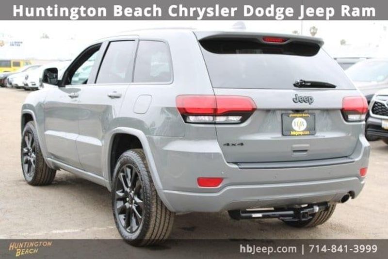 2021 Jeep Grand Cherokee Laredo XImage 3