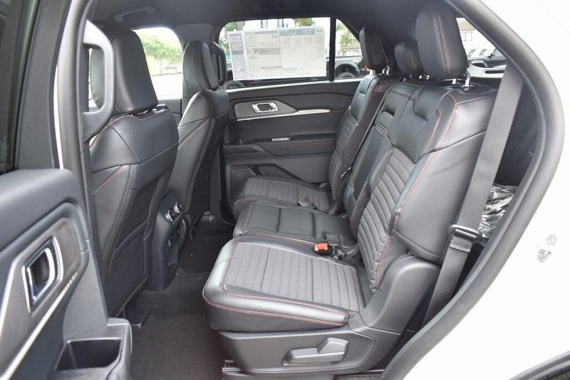 2025 Ford Explorer ST-LineImage 8