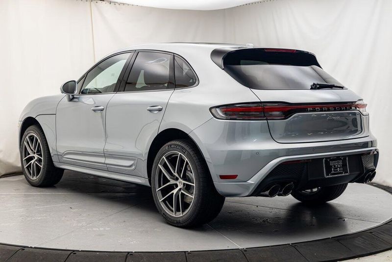 2025 Porsche Macan BaseImage 3