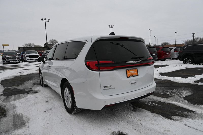2023 Chrysler Pacifica Touring LImage 7
