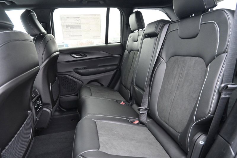 2025 Jeep Grand Cherokee Altitude XImage 15