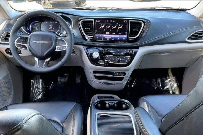 Used 2023 Chrysler Pacifica Hybrid Touring LImage 15