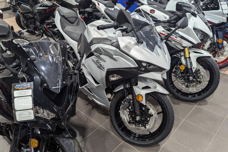 2025 KAWASAKI NINJA 500 METALLIC MATTE WHITISH SILVER AND METALLIC MOONDUST GRAY 