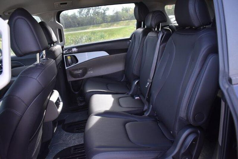 New 2027 Kia Carnival LXSImage 18