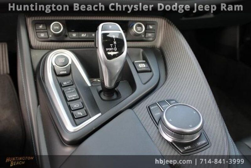 2019 BMW i8 BaseImage 17