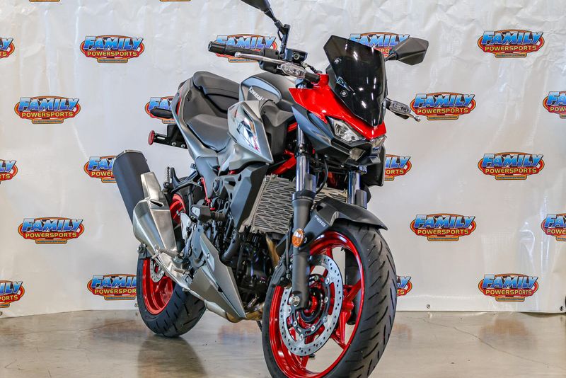 2025 KAWASAKI Z500 SE ABS CANDY PERSIMMON RED AND METALLIC FLAT SPARK BLACK AND METALLIC MATTE GRAPHENESTEEL GRAY 