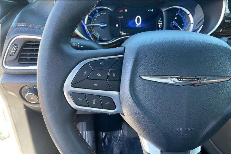 Used 2023 Chrysler Pacifica Hybrid PinnacleImage 18