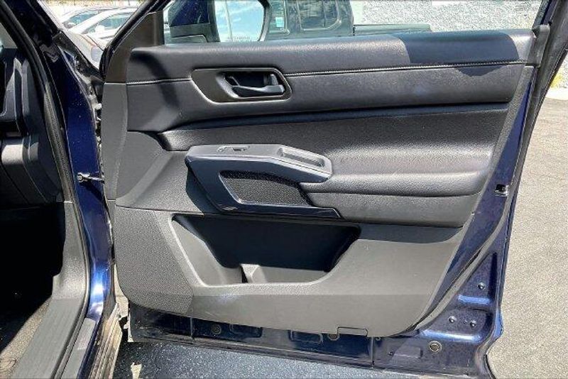 Used 2025 Nissan Pathfinder SVImage 23