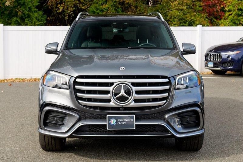 2025 Mercedes Benz GLS 450 4MATIC photo 2