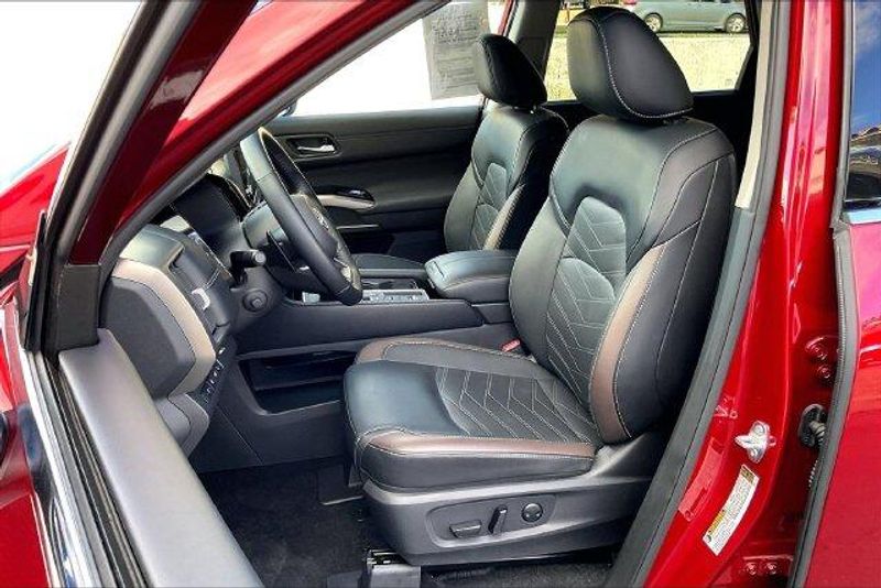 Used 2025 Nissan Pathfinder PlatinumImage 24