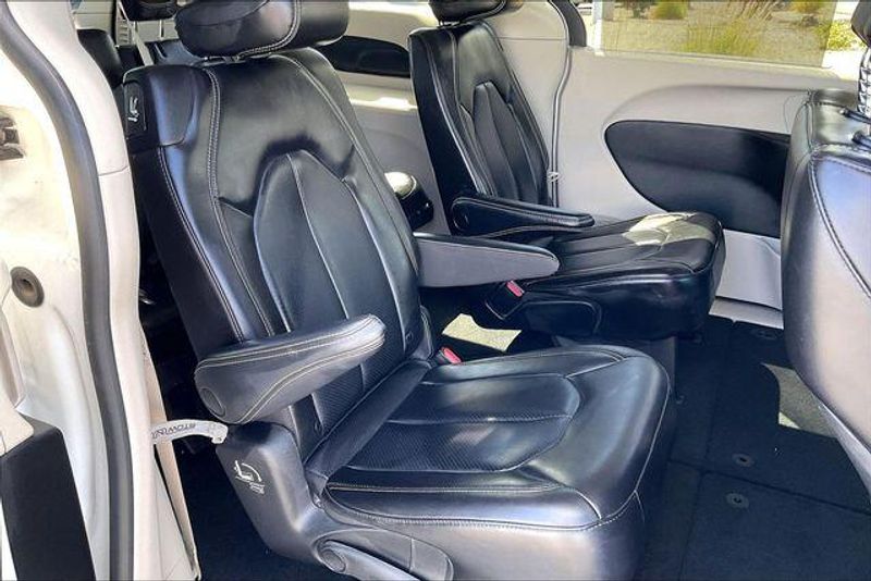 Used 2023 Chrysler Pacifica Touring LImage 26