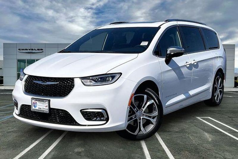 New 2026 Chrysler Pacifica PinnacleImage 1