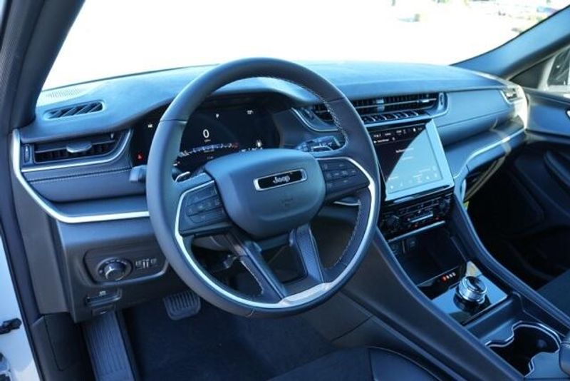 New 2025 Jeep Grand Cherokee Altitude XImage 12