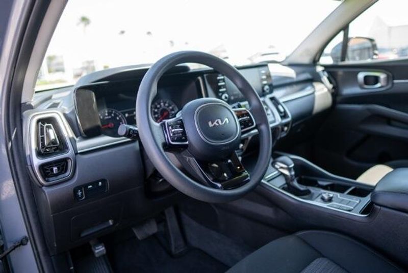 2023 Kia Sorento LXImage 11
