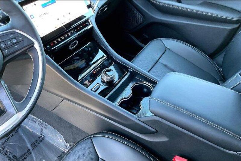 New 2027 Jeep Grand Cherokee Limited 4x4Image 7