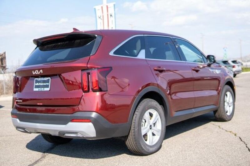 2025 Kia Sorento LXImage 7