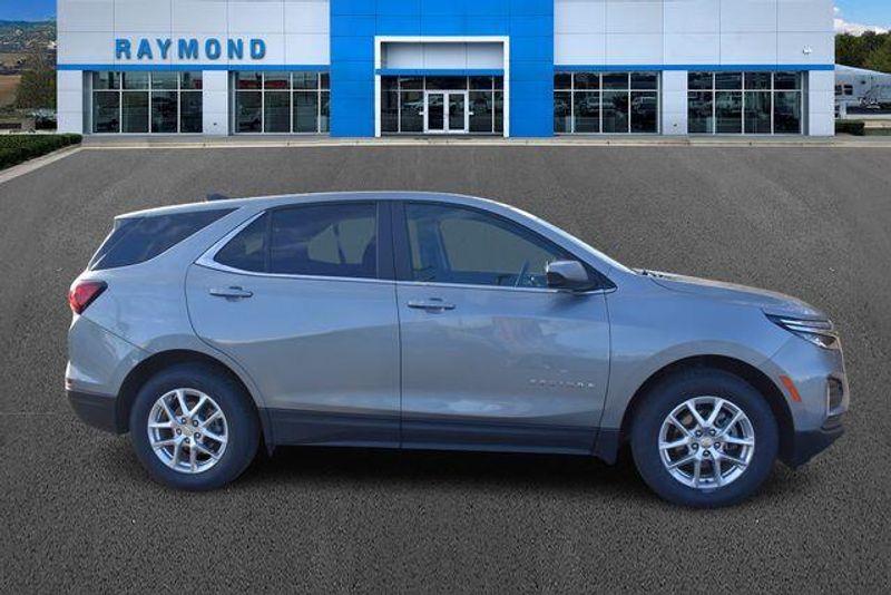 Used 2024 Chevrolet Equinox LTImage 2