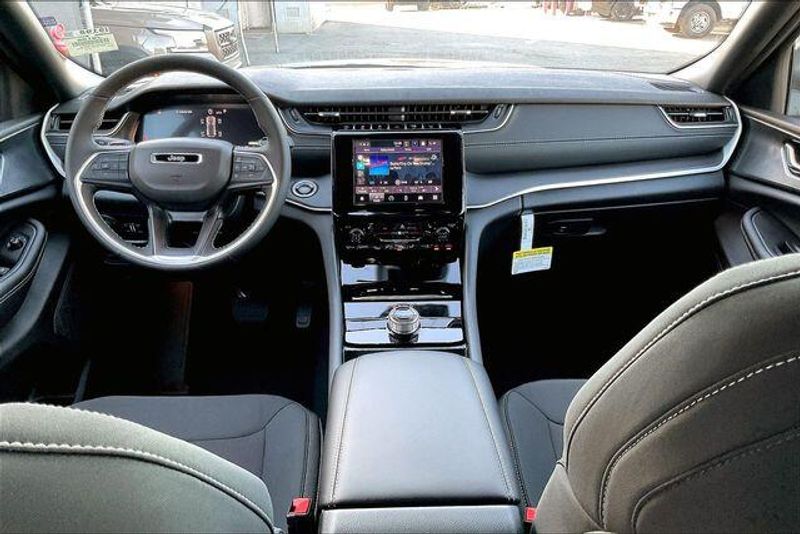 New 2025 Jeep Grand Cherokee Laredo X 4x4Image 4