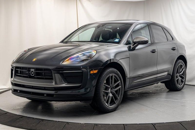 2025 Porsche Macan TImage 1