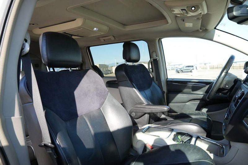 Used 2012 Chrysler Town & Country LimitedImage 18