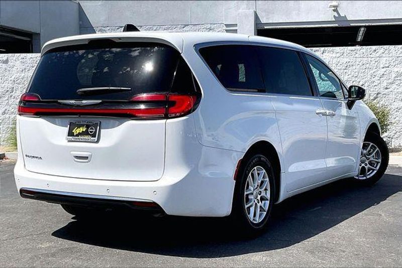 Used 2023 Chrysler Pacifica Touring LImage 13