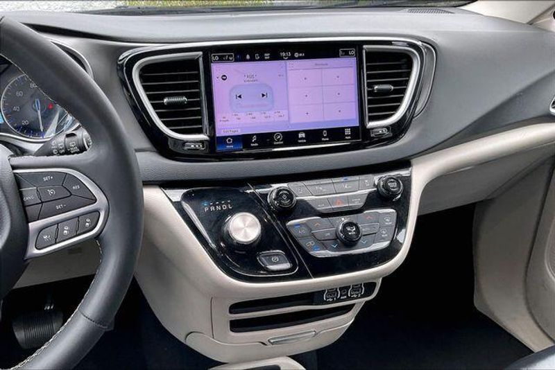 Used 2023 Chrysler Pacifica Touring LImage 5