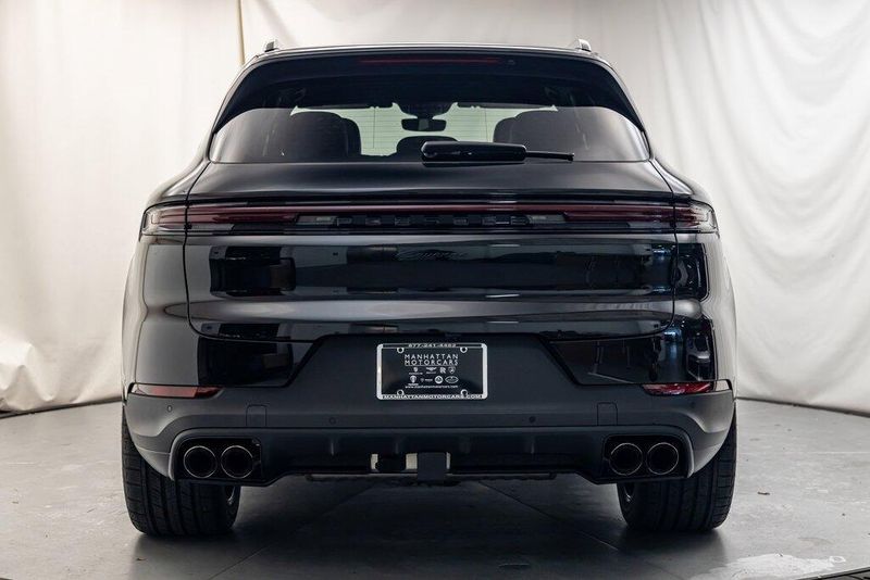 2024 Porsche Cayenne BaseImage 4