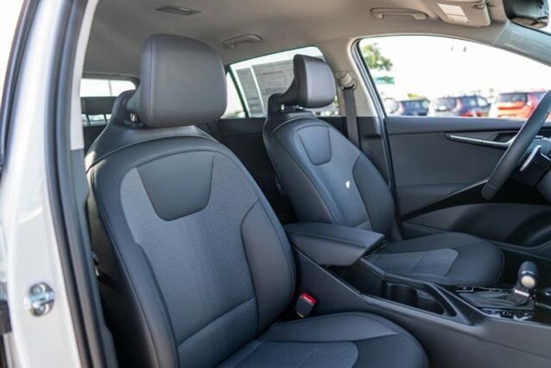 2025 Kia Niro EXImage 12