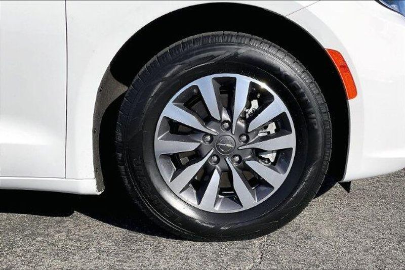 Used 2023 Chrysler Pacifica Hybrid Touring LImage 8