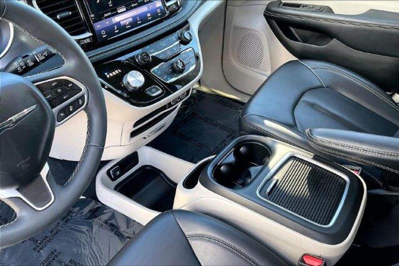 Used 2023 Chrysler Pacifica Hybrid Touring LImage 17