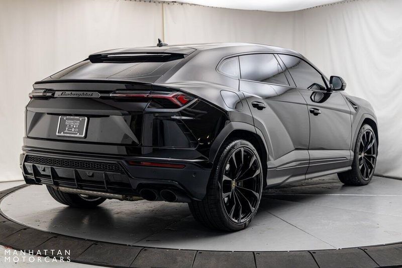 2022 Lamborghini Urus BaseImage 5