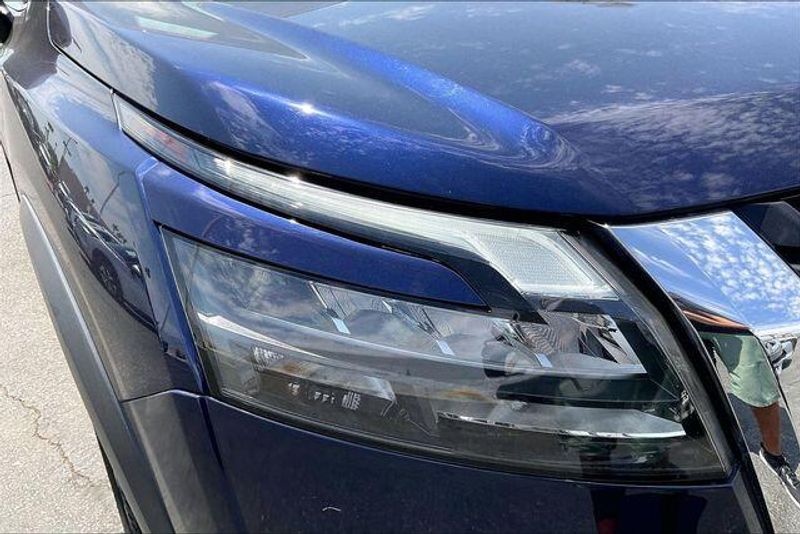 Used 2025 Nissan Pathfinder SVImage 27