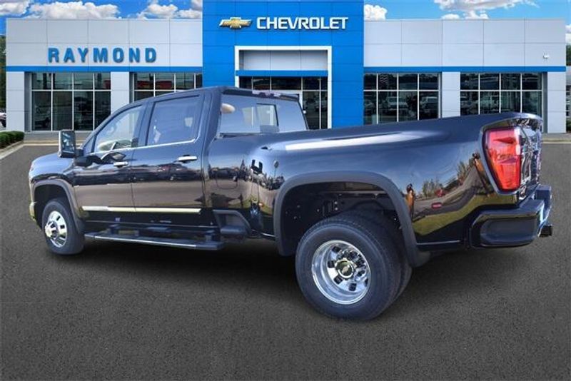 2025 Chevrolet Silverado 3500HD High CountryImage 6