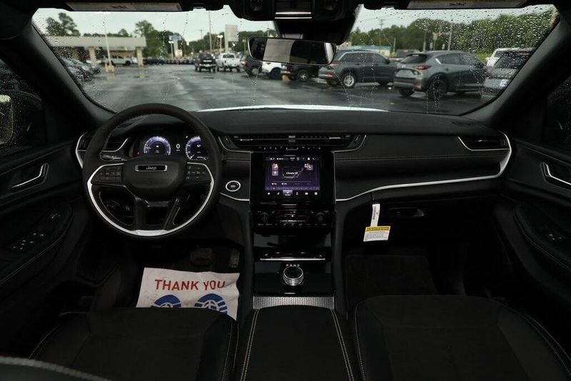 2025 Jeep Grand Cherokee Altitude 4x2Image 19