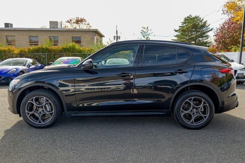 2022 Alfa Romeo Stelvio Sprint photo 3