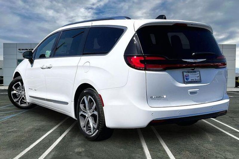 New 2026 Chrysler Pacifica PinnacleImage 2