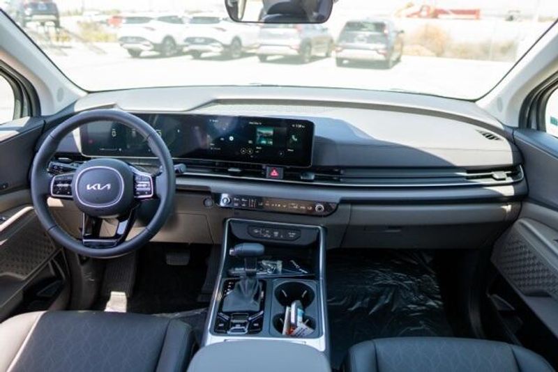 2025 Kia Carnival Hybrid EXImage 12