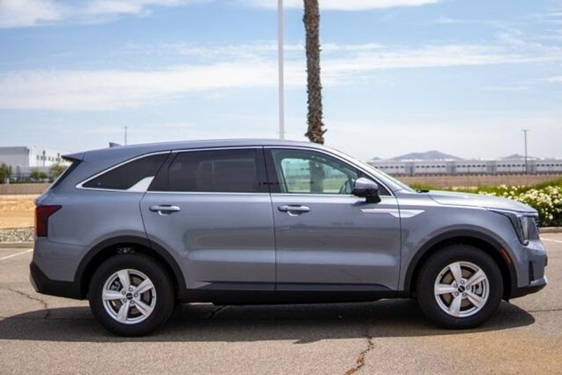 2025 Kia Sorento LXImage 8