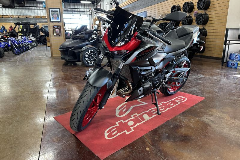 2025 KAWASAKI Z500 SE ABS CANDY PERSIMMON RED AND METALLIC FLAT SPARK BLACK AND METALLIC MATTE GRAPHENESTEEL GRAY 