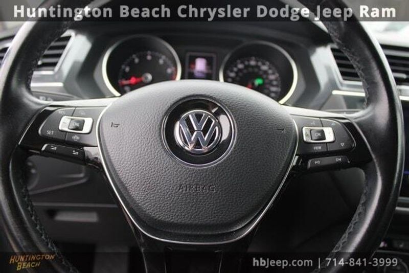 2019 Volkswagen Tiguan 2.0T SEL R-LineImage 19