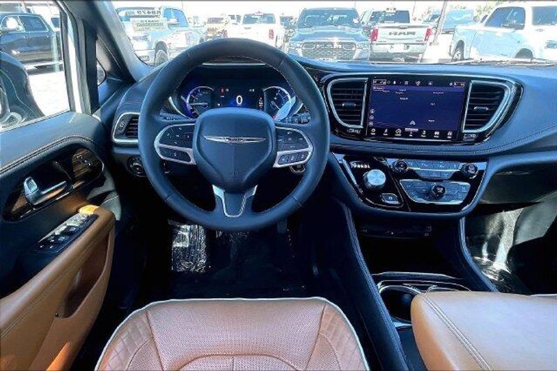 Used 2023 Chrysler Pacifica Hybrid PinnacleImage 4