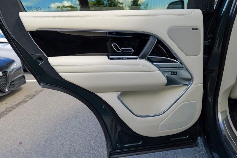 2023 Land Rover Range Rover SE photo 21