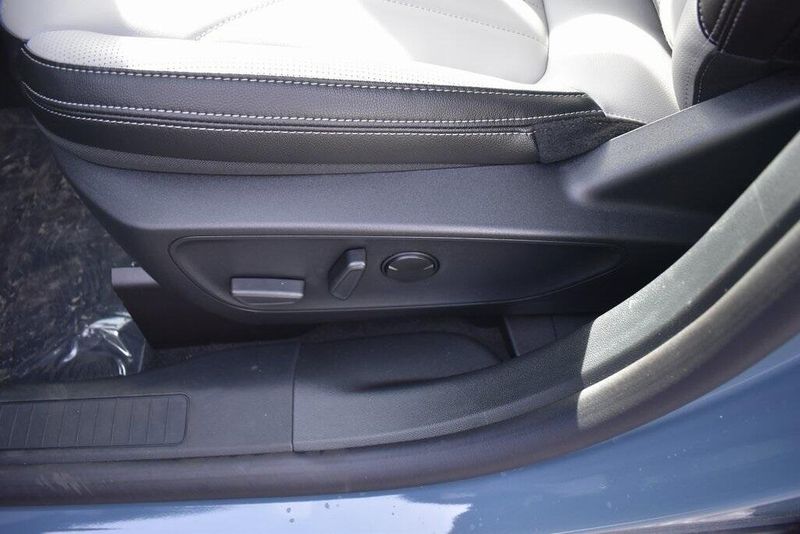 2025 Ford Escape Plug-In Hybrid BaseImage 17