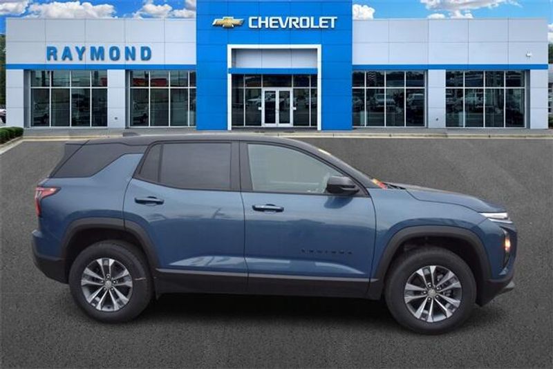 2025 Chevrolet Equinox LTImage 2